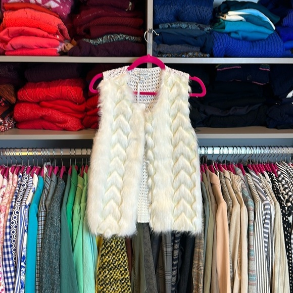 Davi & Dani ivory faux fur vest size S NWT - Picture 1 of 3